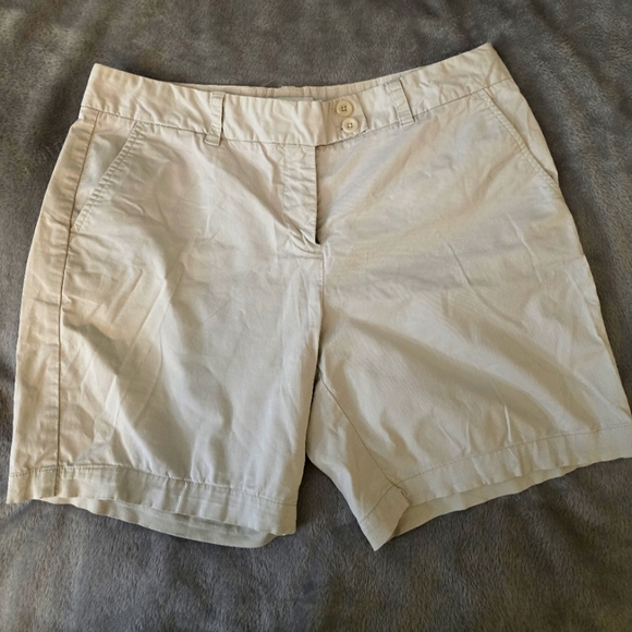 Vineyard Vines Pants - Vineyard Vines Beige Bermuda Shorts w Front & Back Pockets!  Size 10